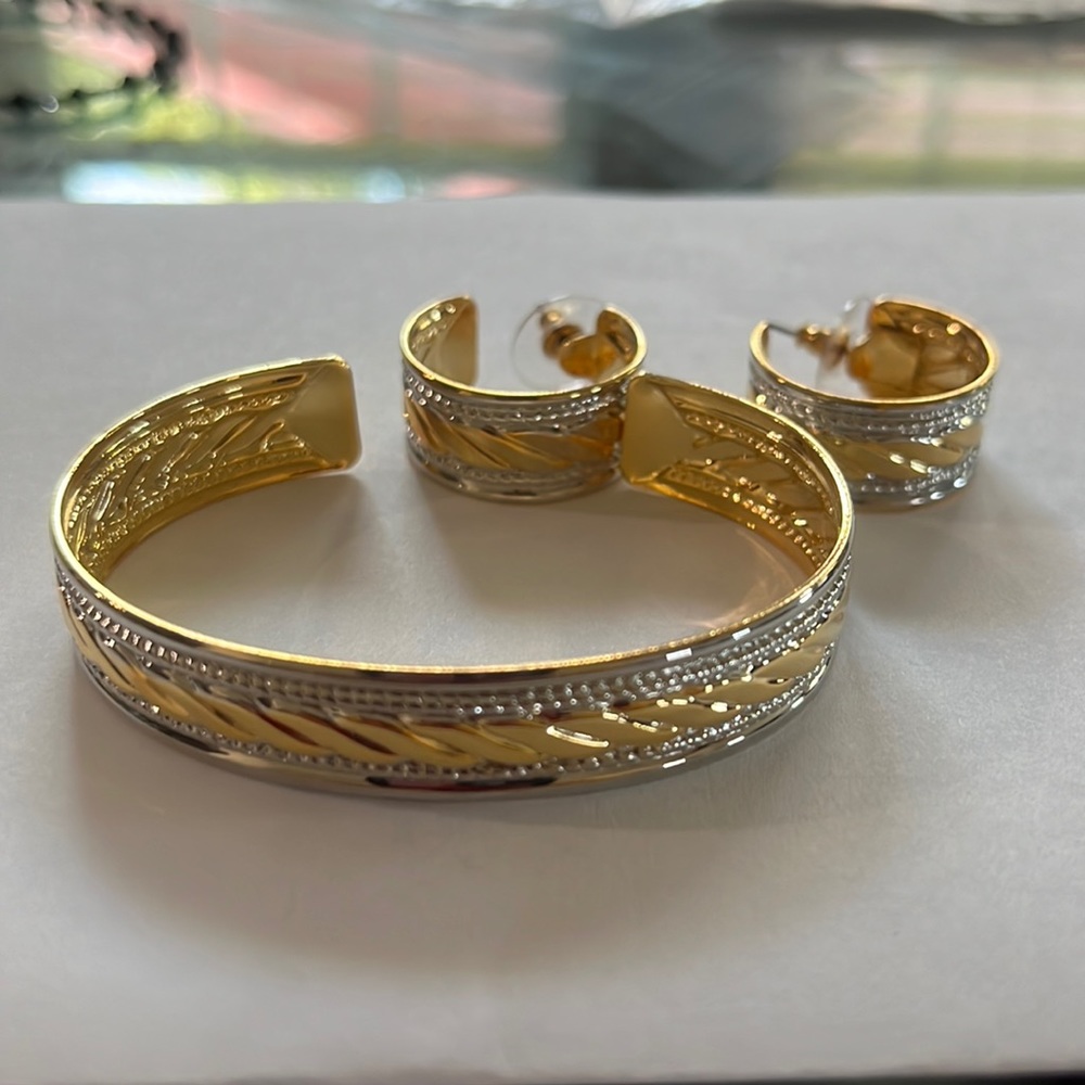 Bracelet and earrings sent silver and gold tone